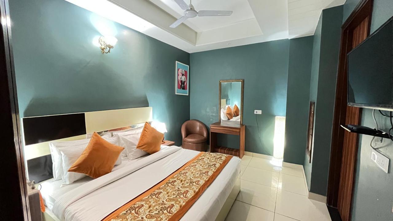 Qotel Hotel Church House Rohini Sector 15 Delhi (National Capital Territory of India) Exterior foto